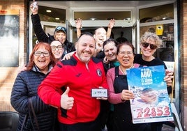 El Bar pastor de la plaza de Segovia de Valencia reparte un 5º premio del sorteo extraordinario de Navidad entre voluntarios de la Dana.