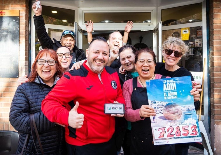 El Bar pastor de la plaza de Segovia de Valencia reparte un 5º premio del sorteo extraordinario de Navidad entre voluntarios de la Dana.