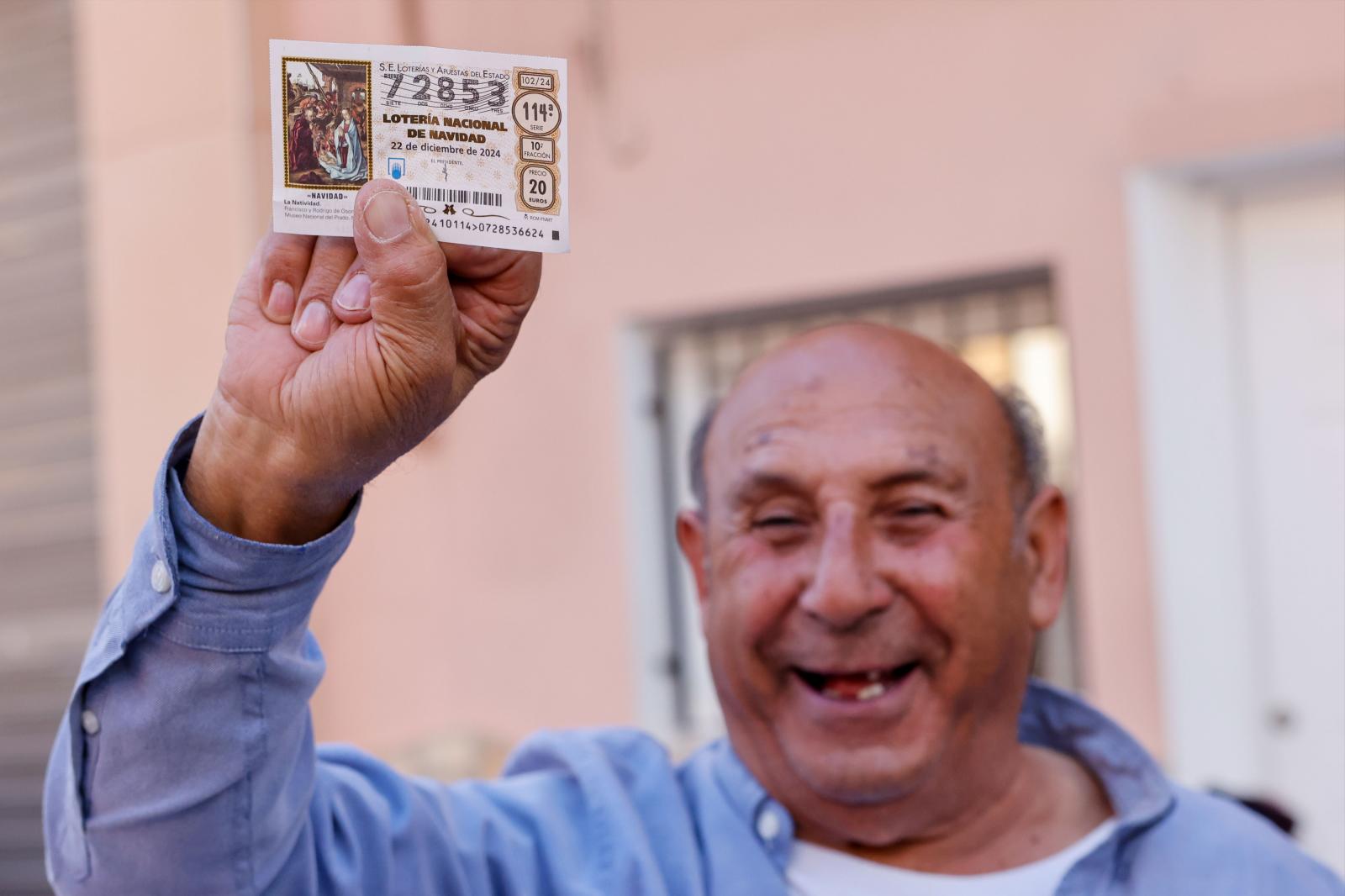 Un agraciado con un décimo premiado.