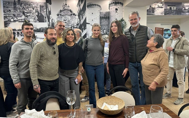 FOTOS | Los Reyes, la princesa Leonor y la infanta Sofía comen en el restaurante Albufera de El Palmar (Valencia)