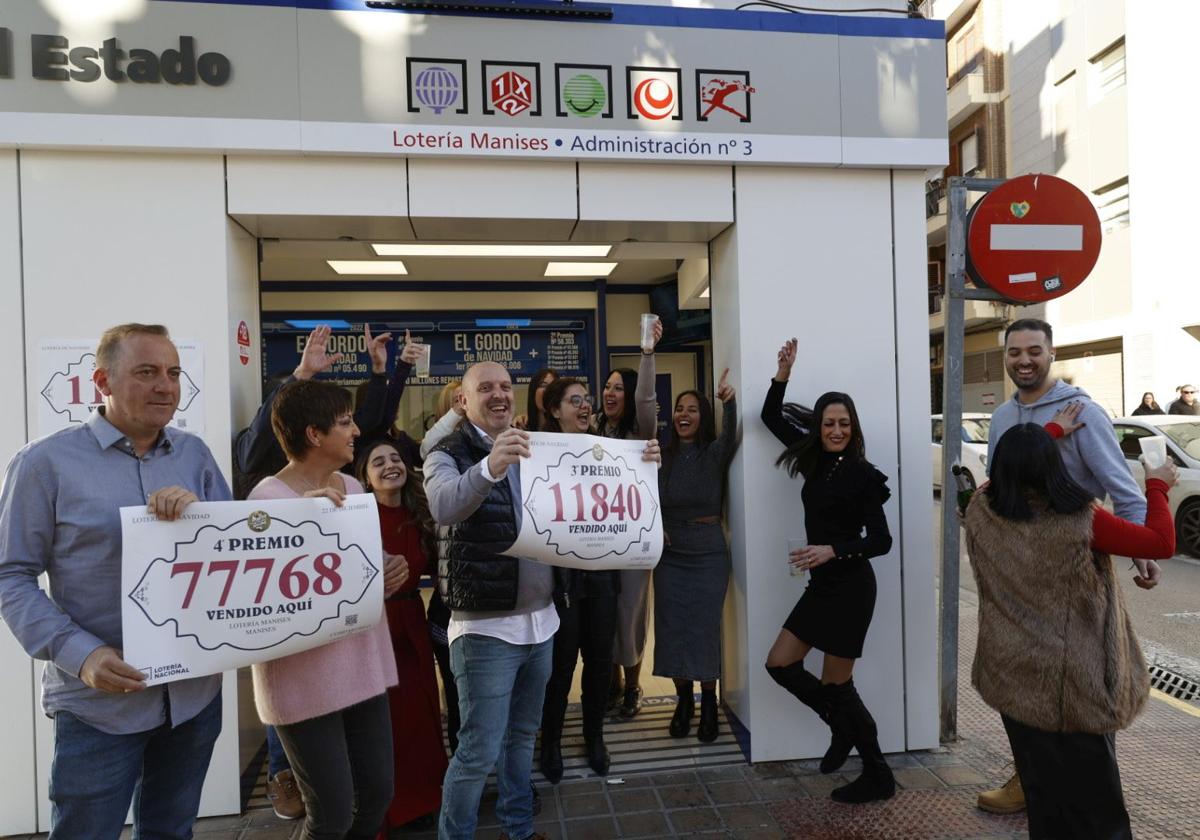 Vecinos de Manises celebran sus premios.