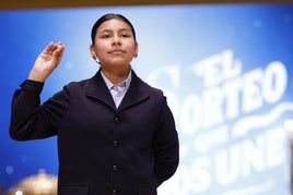 La estudiante de la Residencia San Ildefonso de Madrid Yadira Quinde Mendoza muestra la bola del premio del número 45.225, uno de los quintos premios.