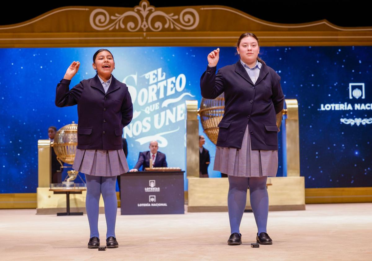 Las niñas de la Residencia San Ildefonso de Madrid Yadira Quinde Mendoza (i) y Kiara Román Benítez (d).