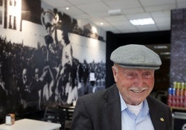 Pepe Serrate posa en el bar de la Asociación de Veteranos del Valencia.