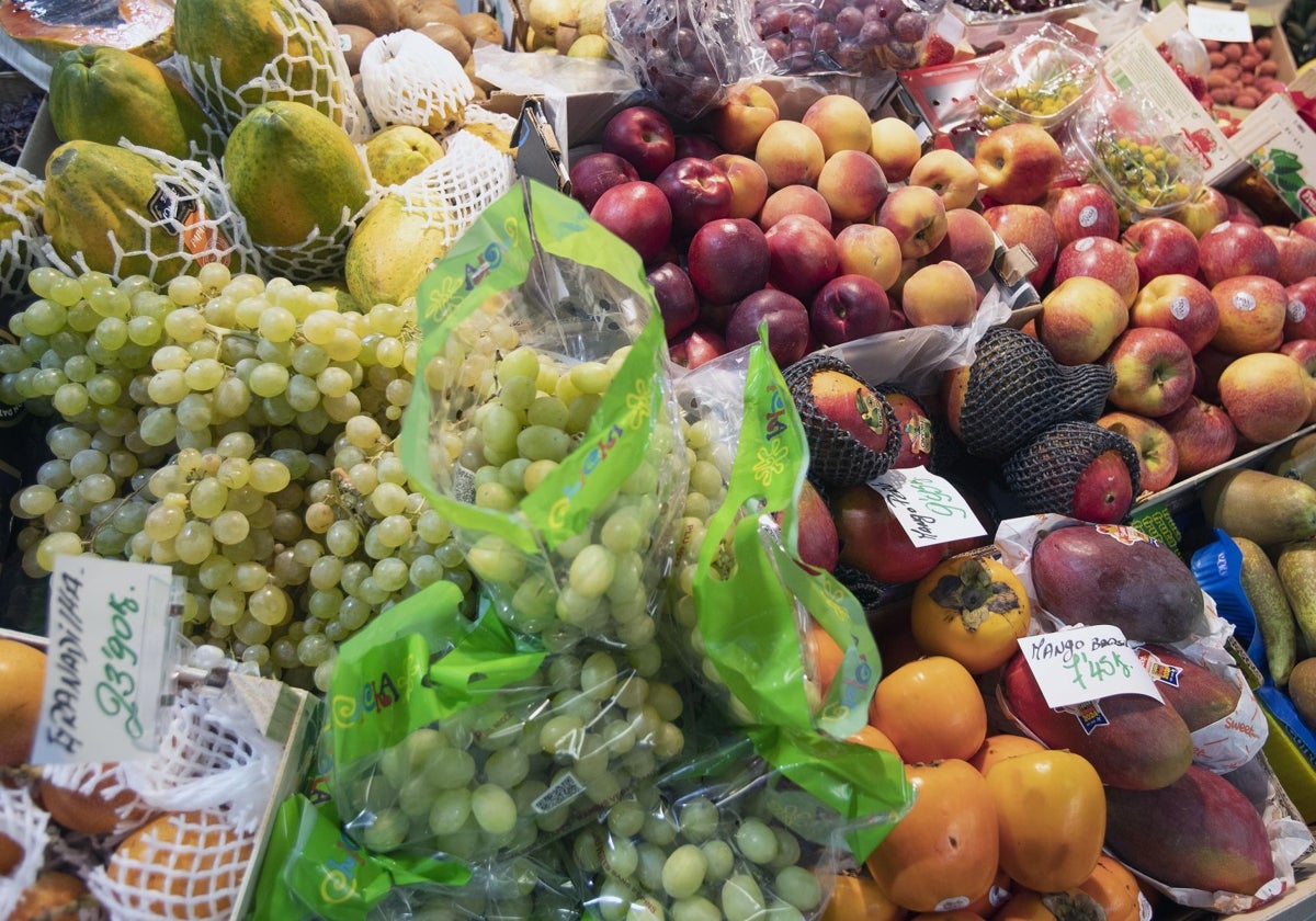 Frutas y verduras a la venta en el puesto de un mercado municipal.