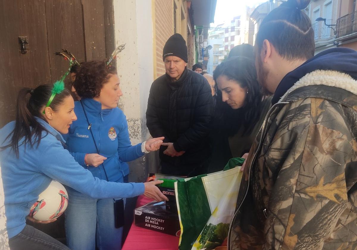 Voluntarias reparten los juguetes en Algemesí.