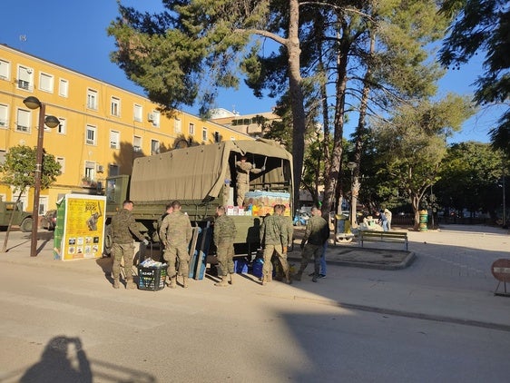 Militares repartiendo comida en Algemesí.