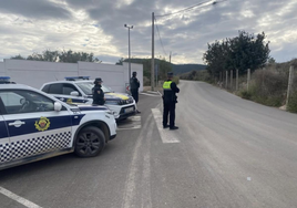 Tres agentes de la Policía Local de Vilamarxant, en un control.