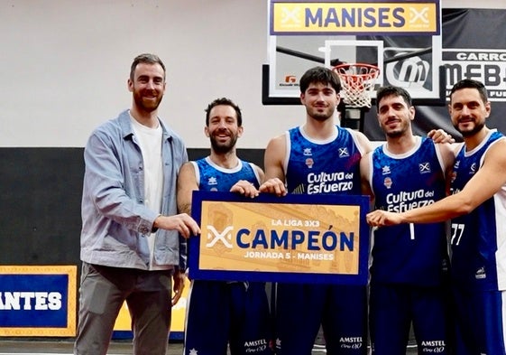 Víctor Claver junto a los jugadores del Valencia Basket 3x3 que se proclamaron campeones