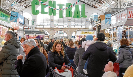 Cientos de personas, en el Mercado Central este lunes.