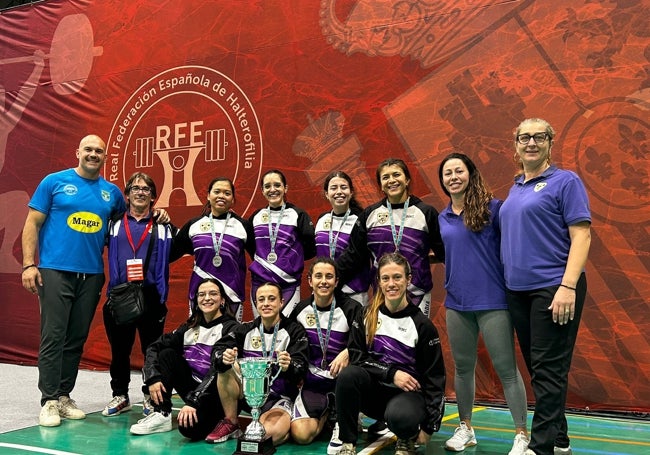 Las competidoras del A.C. Halterofilia de Gandía junto a sus entrenadores celebrando su subcampeonato de la Copa de la Reina