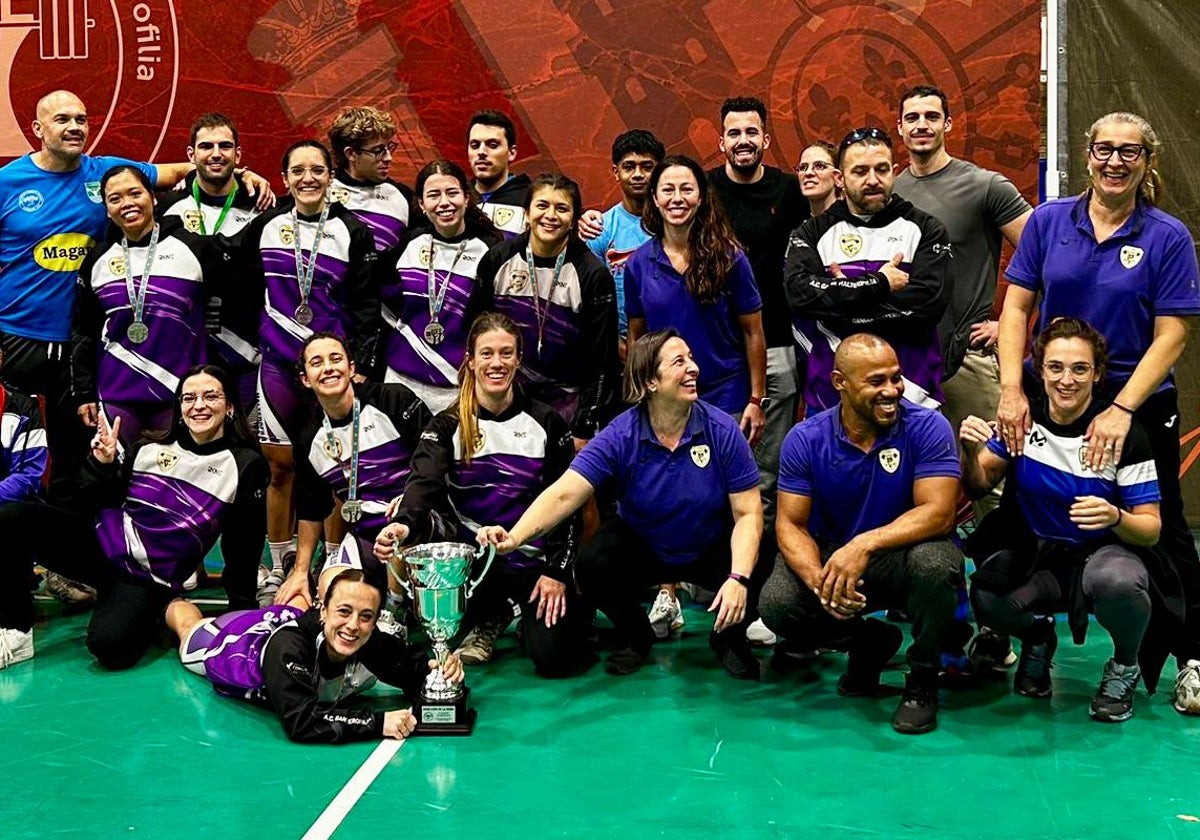 Los competidoras y el equipo de A.C. Halterofilia Gandía posan felices tras conseguir el subcampeonato de la Copa de la Reina