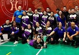 Los competidoras y el equipo de A.C. Halterofilia Gandía posan felices tras conseguir el subcampeonato de la Copa de la Reina