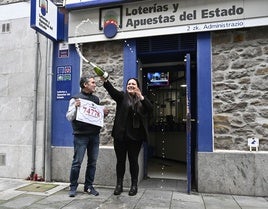 Ganadores de un premio de lotería. Imagen de archivo.