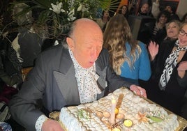 Francis Montesinos, soplando la vela de la tarta de cumpleaños.