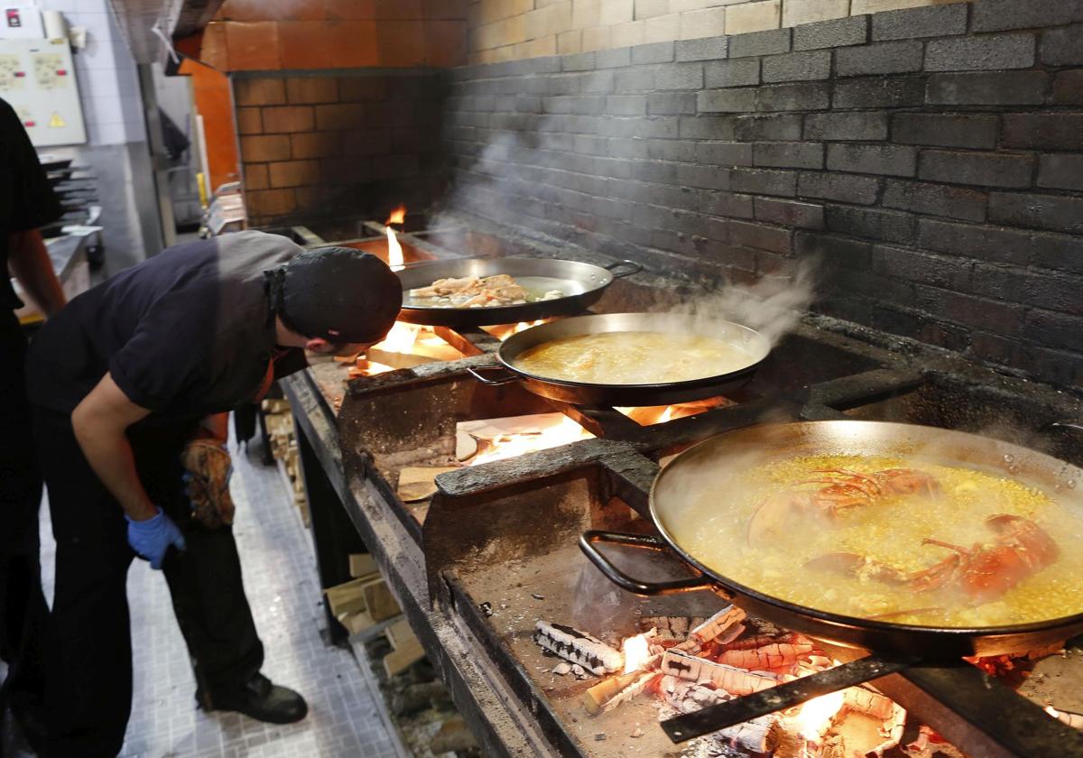 Varias paellas cocinadas en leña, en el restaurante.