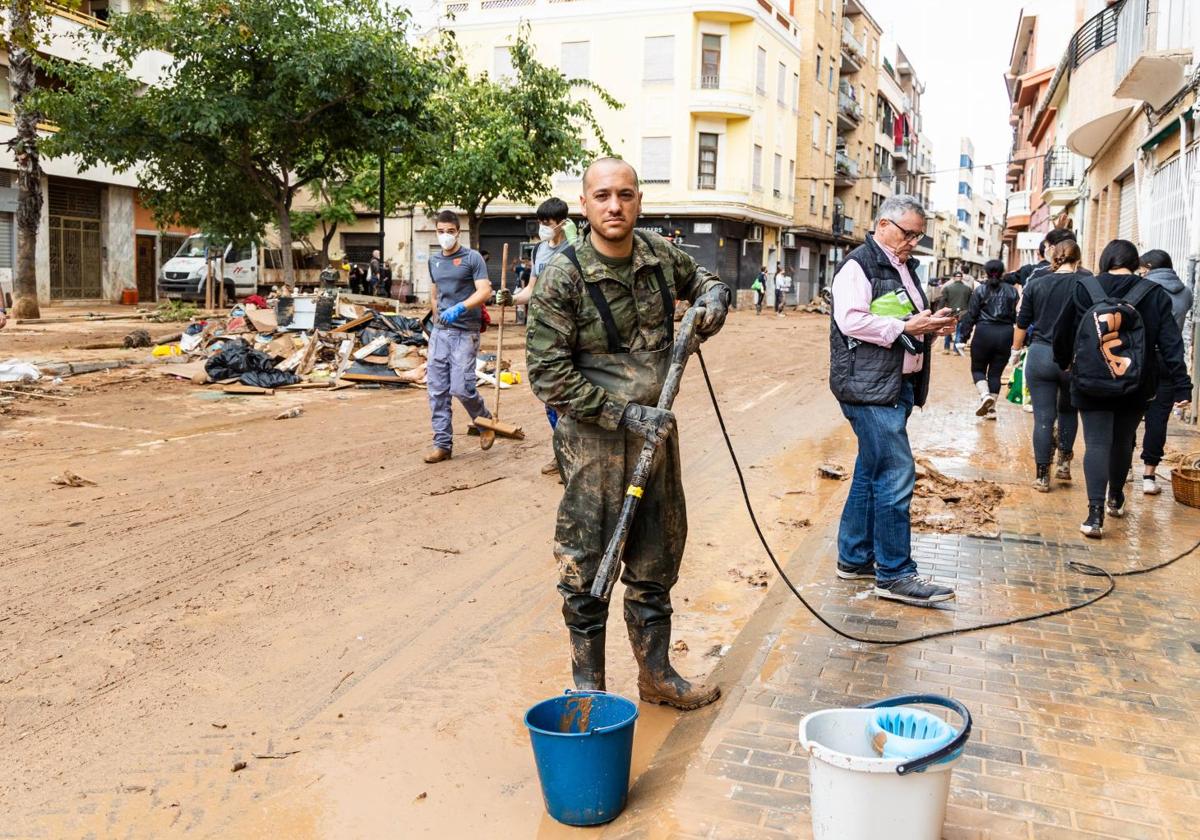 Un militar, en Aldaia los días posteriores a la dana.