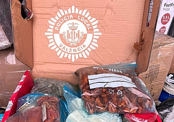 Algunos de los paquetes con carne confiscados por la Policía Local de Valencia.