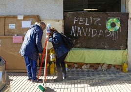 Una mujer y su hermano recogen material de limpieza de un centro de distribución de donaciones.