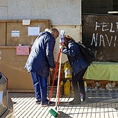 Una mujer y su hermano recogen material de limpieza de un centro de distribución de donaciones.