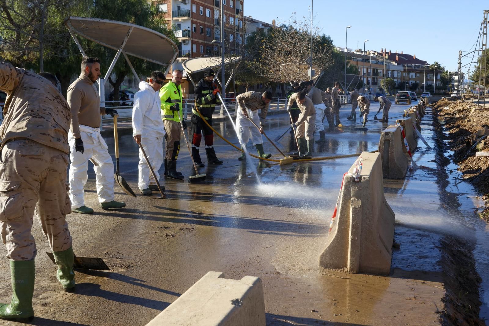 FOTOS | Así pasan la Navidad los militares que ayudan en Valencia tras la dana