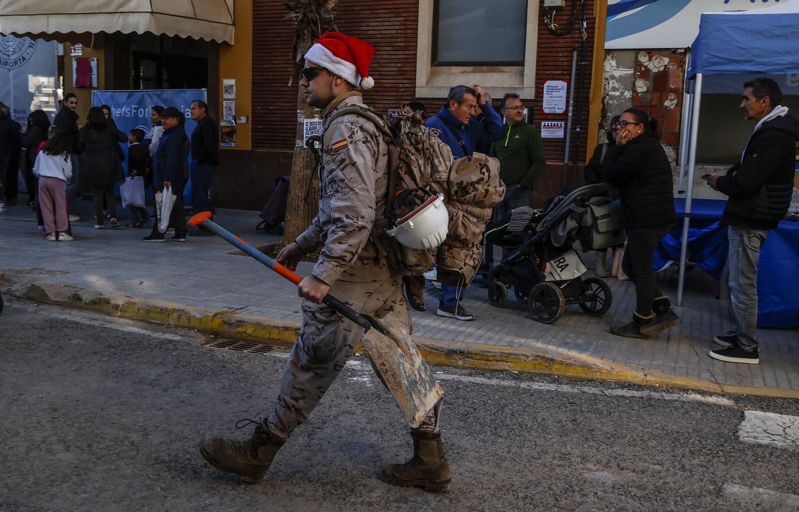 FOTOS | Así pasan la Navidad los militares que ayudan en Valencia tras la dana