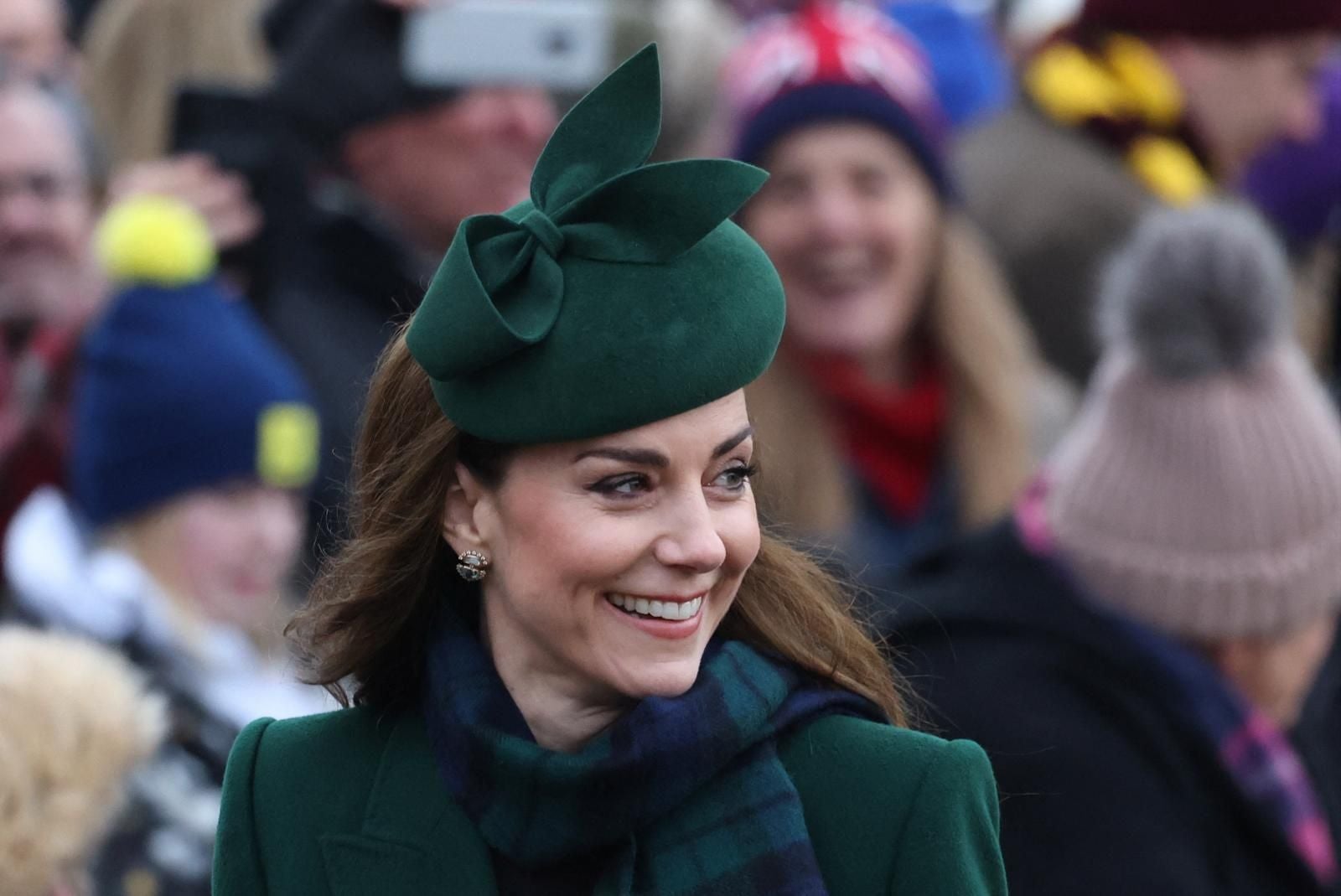 FOTOS | Kate Middleton aparece radiante en la tradicional misa de Navidad de la Familia Real en la Iglesia de Santa María Magdalena