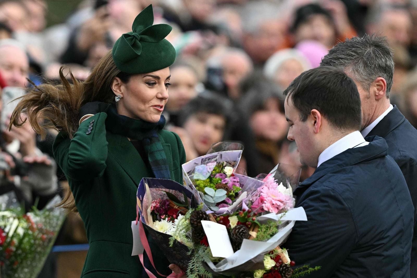 FOTOS | Kate Middleton aparece radiante en la tradicional misa de Navidad de la Familia Real en la Iglesia de Santa María Magdalena