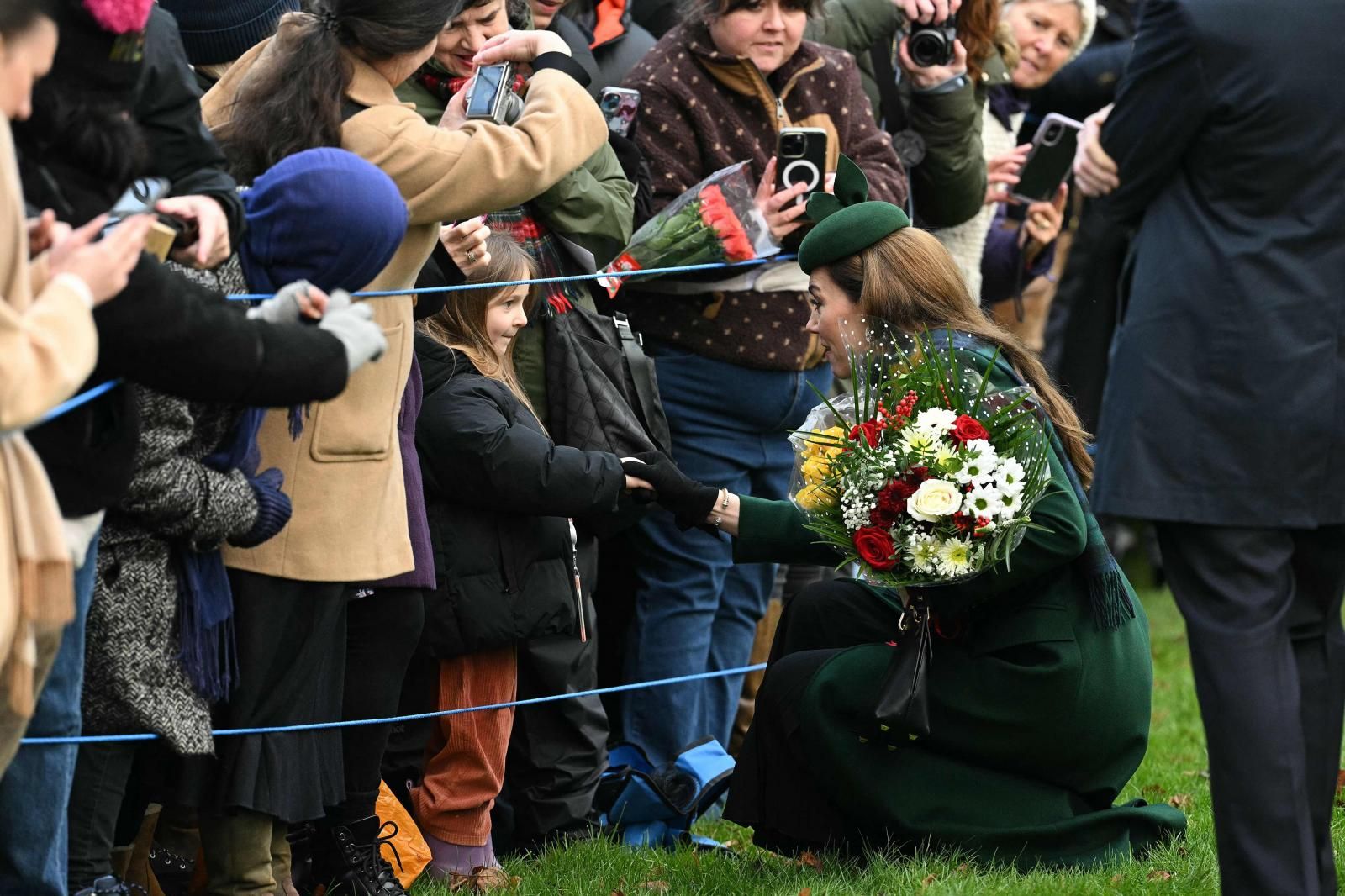 FOTOS | Kate Middleton aparece radiante en la tradicional misa de Navidad de la Familia Real en la Iglesia de Santa María Magdalena