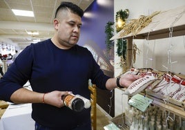 Hans, uno de los dueños del restaurante Albufera de El Palmar, enseña los productos de arroz que le regaló al Rey Felipe VI.