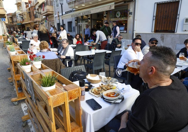 Familias y amigos, reunidos para comer en El Palmar de Valencia.