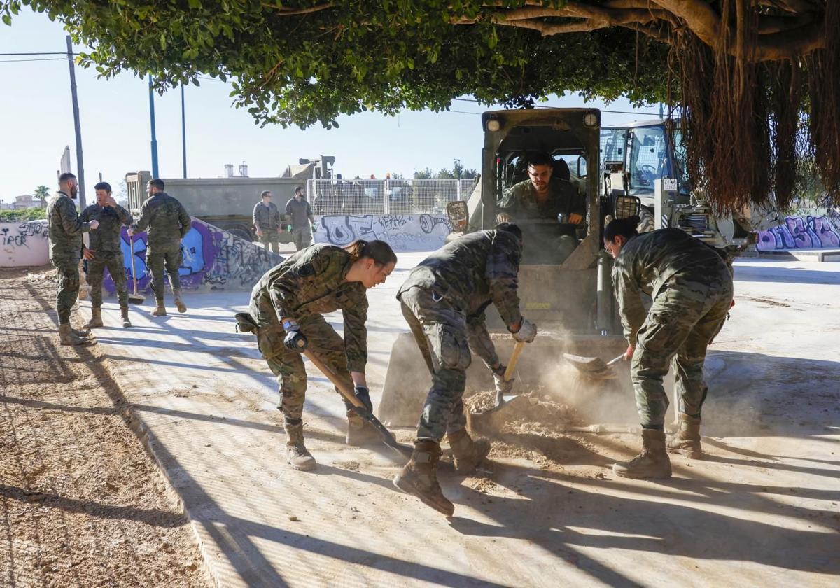 FOTOS | Así pasan la Navidad los militares que ayudan en Valencia tras la dana