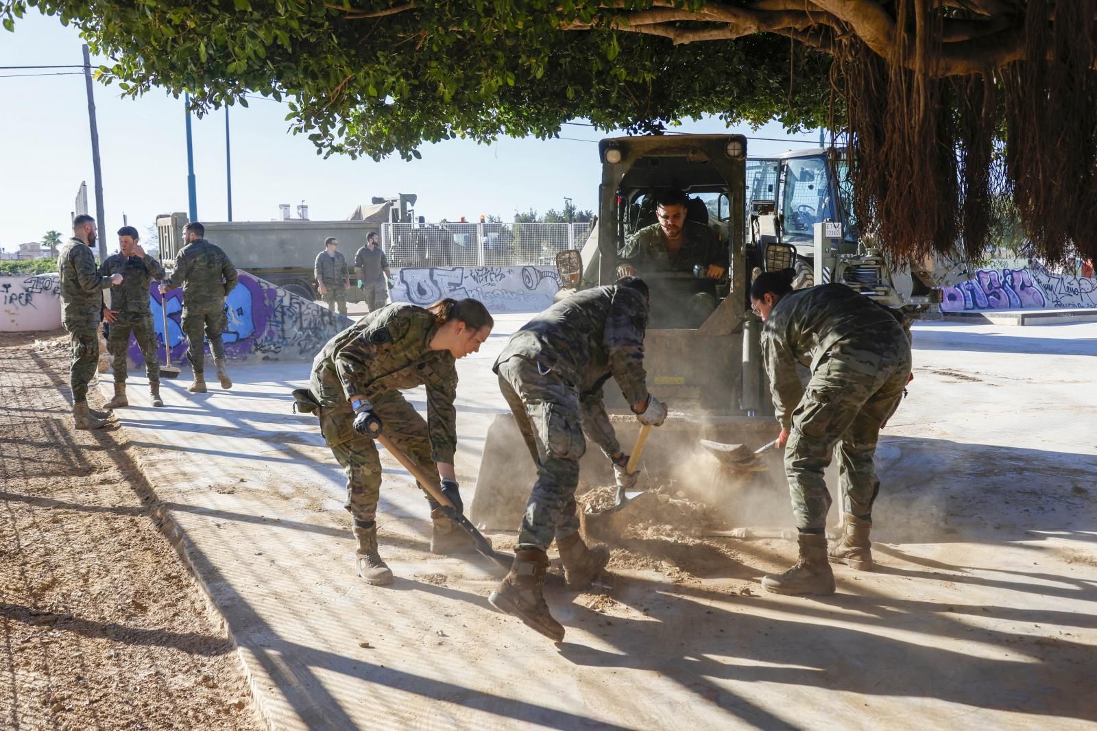 FOTOS | Así pasan la Navidad los militares que ayudan en Valencia tras la dana