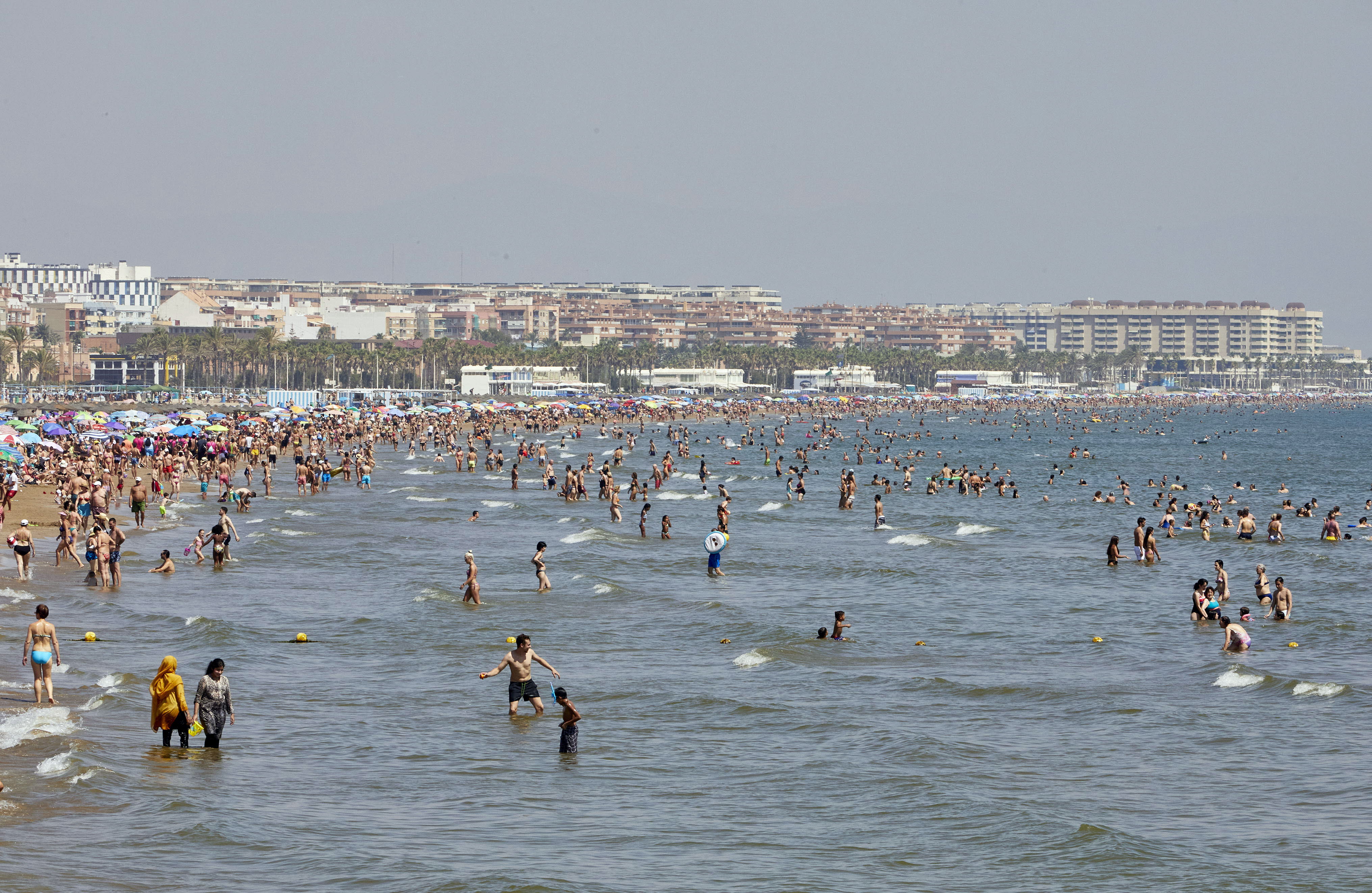 Playa de Las Arenas durante el verano.