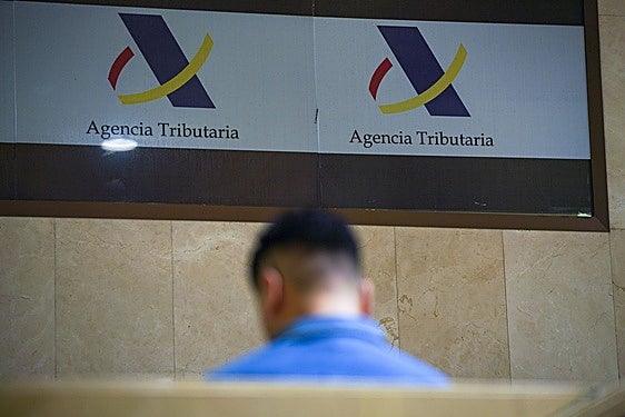 Un usuario, en una oficina de la Agencia Tributaria.