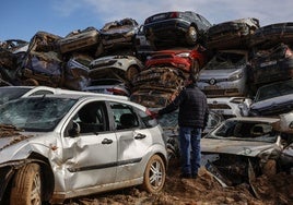 Un conductor busca su coche en un cementerio de vehículos destrozados en l'Horta Sud.