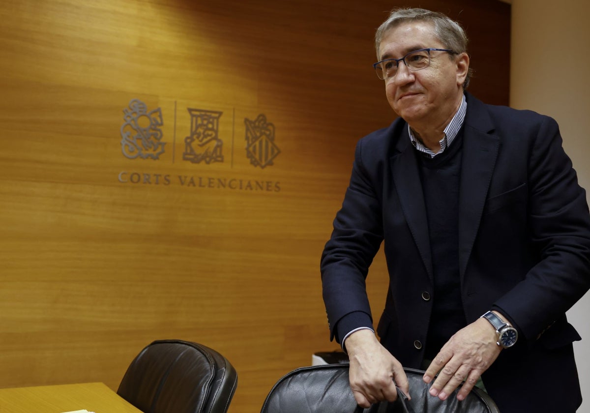 El conseller José Antonio Rovira, antes de comparecer en la comisión de Educación de Les Corts.