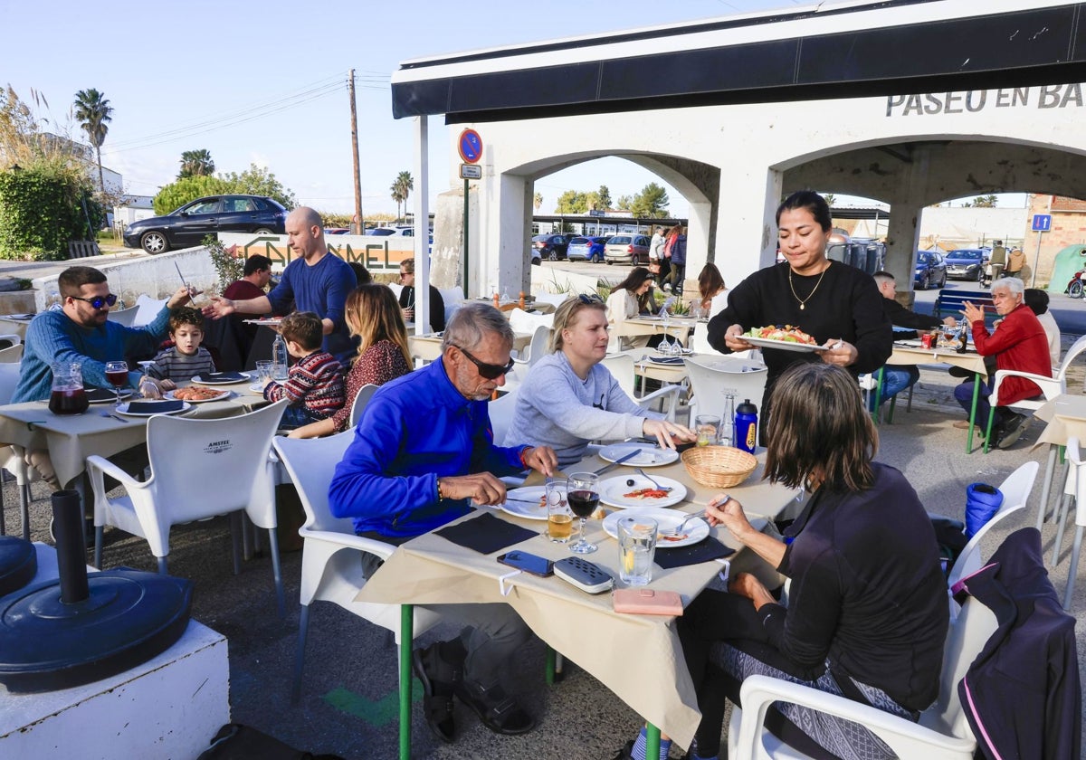 Uno de los restaurantes de El Palmar, este pasado día de Navidad, que sí se llenó de familiar al ser una jornada festiva.