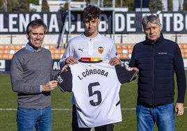 El director deportivo Miguel Ángel Corona, junto a Iker Córdoba.