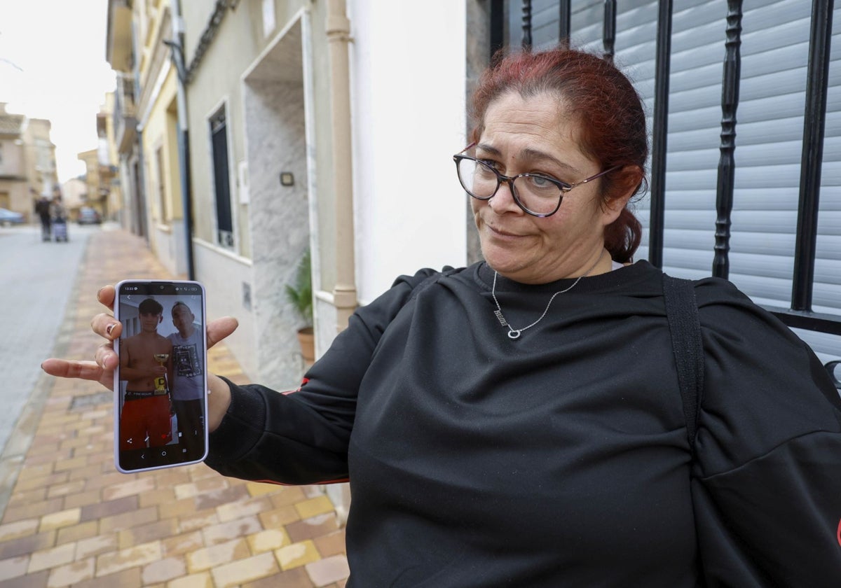 Rosana, vecina de Cheste, muestra la foto de su marido fallecido a causa de la riada.