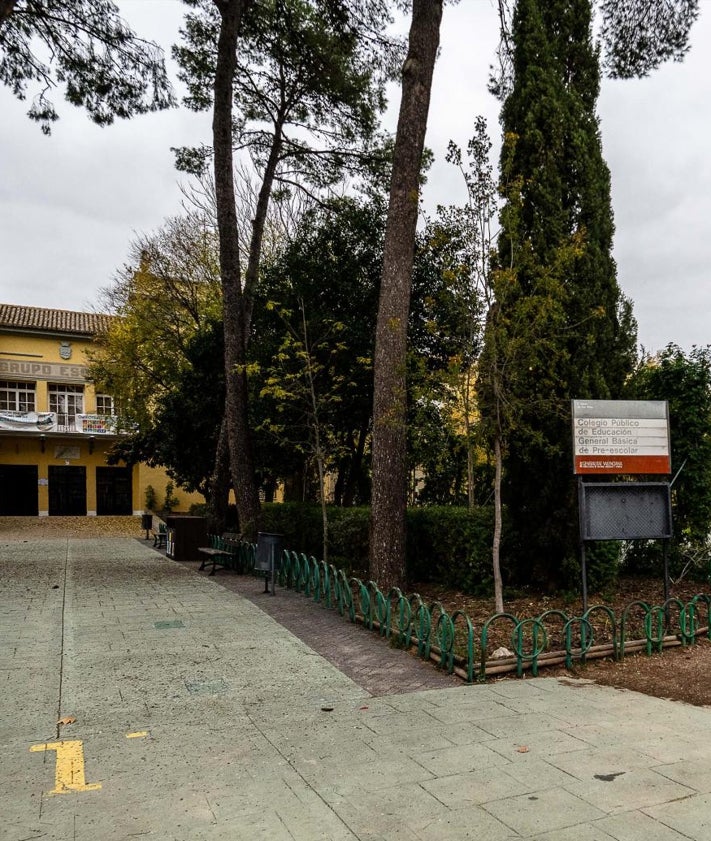 Imagen secundaria 2 - Adrián Tarín, concejal de Deportes; Sergio Expósito, delegado del equipo y conserje del campo de La Viña; y el colegio Giner de los Ríos, donde estudió Corberán.