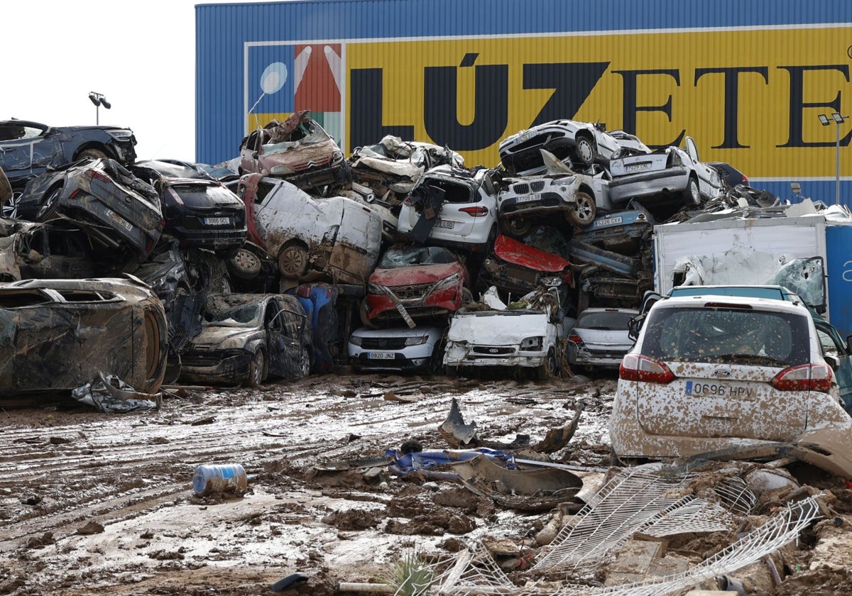 Campo de fútbol de Sedaví lleno de coches destrozados por la dana.