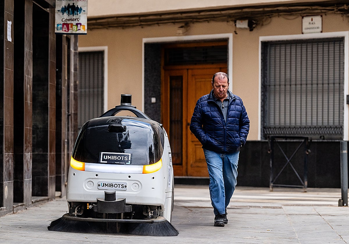 El robot de limpieza trabaja entre los vecinos de Albal.