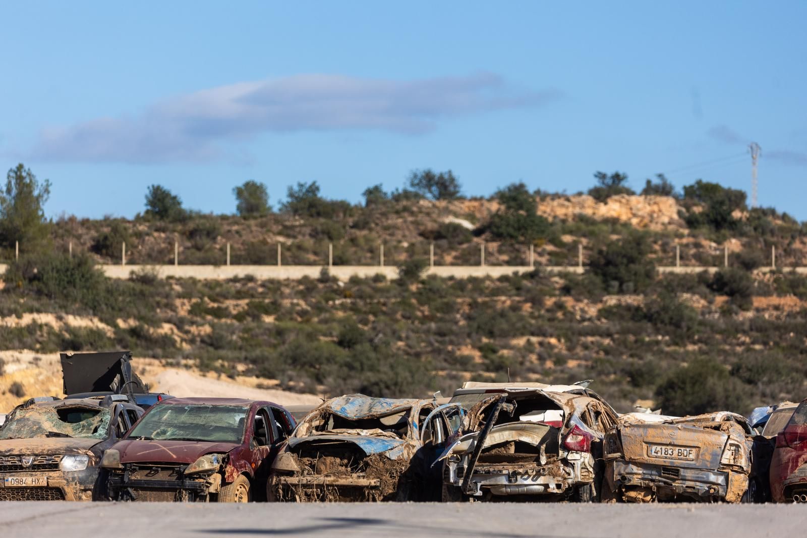 FOTOS | Campas con miles de coches afectados por la dana en Valencia