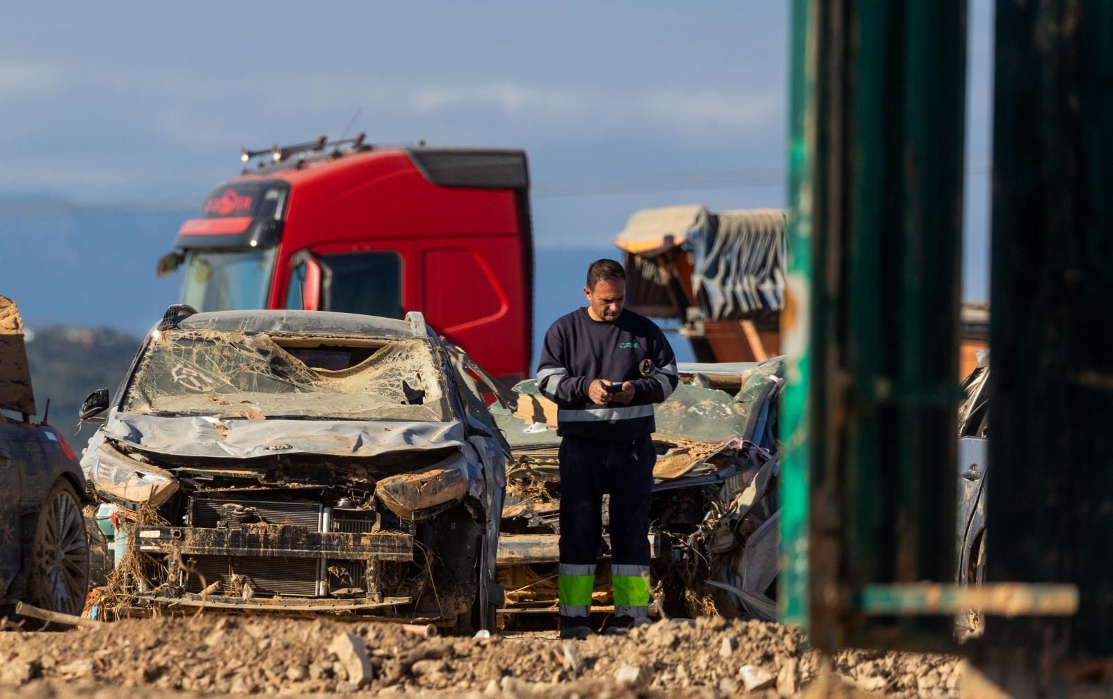 FOTOS | Campas con miles de coches afectados por la dana en Valencia