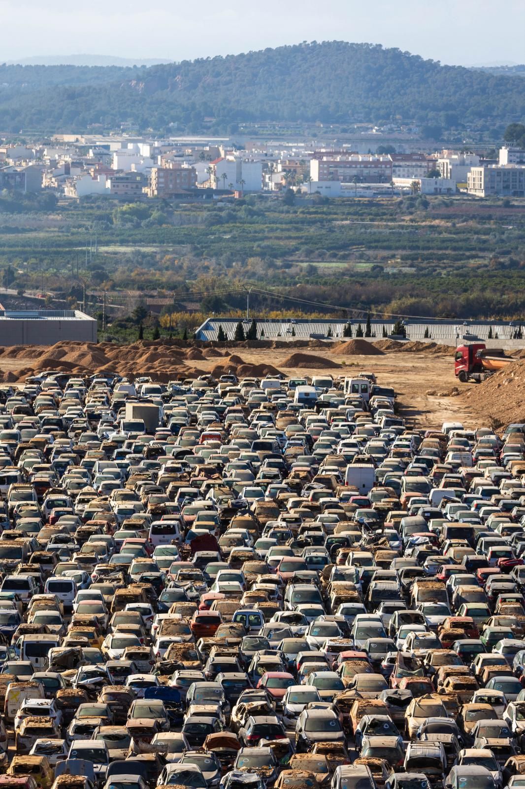 FOTOS | Campas con miles de coches afectados por la dana en Valencia