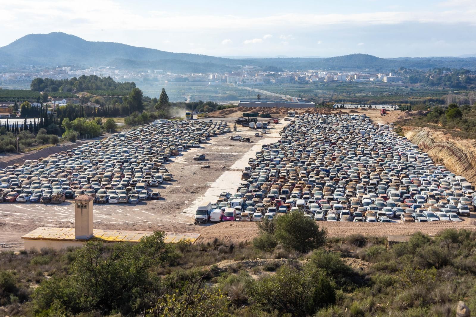 FOTOS | Campas con miles de coches afectados por la dana en Valencia