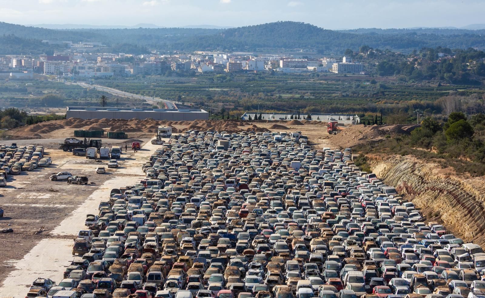 FOTOS | Campas con miles de coches afectados por la dana en Valencia