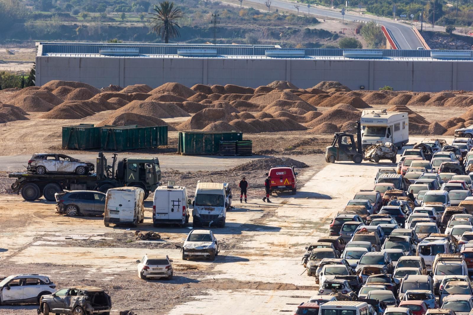 FOTOS | Campas con miles de coches afectados por la dana en Valencia