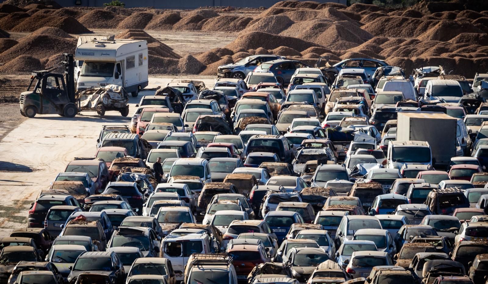 FOTOS | Campas con miles de coches afectados por la dana en Valencia